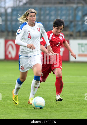 Opava, Tschechien. 12. April 2016. Petra Bertholdova der Tschechischen Republik (links) und Teona Bakradze (rechts) von Georgien in Aktion während der Frauen Fußball Europapokal der Landesmeister 2017 Qualifier, Tschechien Vs Georgien, 12. April 2016 in Opava, Tschechien. © Jaroslav Ozana/CTK Foto/Alamy Live-Nachrichten Stockfoto