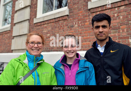 Port Washington, New York, USA. 11. April 2016. L-R, PATRICIA Brücken, MAGGIE Brücken ihre 17 jährige Tochter in der 11. Klasse und QASIM IQBAL, 18 Jahre alt und in der 12. Klasse warten auf Linie an einem Hillary Clinton, demokratische Präsidentschaftskandidat primäre führenden, Diskussion zur Pistole Gewaltprävention mit Aktivisten, die Angehörige durch Shootings verloren. Hillary Clinton, der ehemalige Staatssekretär und US Credit: Ann E Parry/Alamy Live News Stockfoto