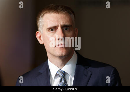 (160412)--NEW YORK, 12. April 2016 (Xinhua)--Igor Luksic, Montenegros Vizepremierminister und Minister für auswärtige Angelegenheiten, Kandidat für das Amt des nächsten Generalsekretärs, hört ein Journalist Frage am Sitz Vereinten Nationen in New York, 12. April 2016. Der UN-Generalversammlung am Dienstag startete eine dreitägige Vorsprechen mit acht Kandidaten für die Position der nächsten UN-Generalsekretär mit Igor Luksic aus Montenegro an der Spitze. (Xinhua/Li Muzi) Stockfoto