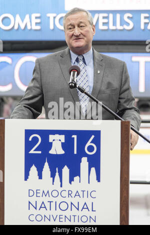 Philadelphia, Pennsylvania, USA. 12. April 2016. Philadelphia Bürgermeister, JIM KENNEY, begrüßt die Mitglieder der Medien DNCC Frühjahr Medien Walkthrough 2016 im Wells Fargo Center in Philadelphia Pa Website der demokratischen Convention statt: Ricky Fitchett/ZUMA Draht/Alamy Live News Stockfoto
