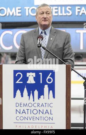 Philadelphia, Pennsylvania, USA. 12. April 2016. Philadelphia Bürgermeister, JIM KENNEY, begrüßt die Mitglieder der Medien DNCC Frühjahr Medien Walkthrough 2016 im Wells Fargo Center in Philadelphia Pa Website der demokratischen Convention statt: Ricky Fitchett/ZUMA Draht/Alamy Live News Stockfoto