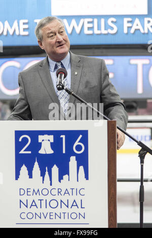 Philadelphia, Pennsylvania, USA. 12. April 2016. Philadelphia Bürgermeister, JIM KENNEY, begrüßt die Mitglieder der Medien DNCC Frühjahr Medien Walkthrough 2016 im Wells Fargo Center in Philadelphia Pa Website der demokratischen Convention statt: Ricky Fitchett/ZUMA Draht/Alamy Live News Stockfoto