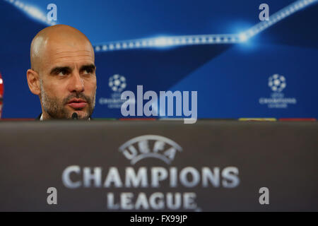 Lissabon, Portugal. 12. April 2016. Spanische Bayern Trainer Pep Guardiola besucht eine Pressekonferenz im Luz-Stadion in Lissabon am 12. April 2016 am Vorabend des ihre Champions League Viertelfinal-Rückspiel Fußballspiel SL Benfica Vs FC Bayern München. Ein Modell stellt eine Kreation aus der Sangue Novo Herbst/Winter 2016/2017-Sammlung während der Lissabon-Fashion-Week am 11. März 2016 in Lissabon, Portugal. Lissabon Fashion Week feiert dieses Jahr das 25-jährige Jubiläum. Bildnachweis: Pedro Fiuza/ZUMA Draht/Alamy Live-Nachrichten Stockfoto