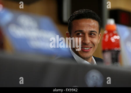 Lissabon, Portugal. 12. April 2016. Bayern Mittelfeldspieler Thiago Alcántara besucht eine Pressekonferenz im Luz-Stadion in Lissabon am 12. April 2016 am Vorabend des ihre Champions League Viertelfinal-Rückspiel Fußballspiel SL Benfica Vs FC Bayern München. Ein Modell stellt eine Kreation aus der Sangue Novo Herbst/Winter 2016/2017-Sammlung während der Lissabon-Fashion-Week am 11. März 2016 in Lissabon, Portugal. Lissabon Fashion Week feiert dieses Jahr das 25-jährige Jubiläum. Bildnachweis: Pedro Fiuza/ZUMA Draht/Alamy Live-Nachrichten Stockfoto