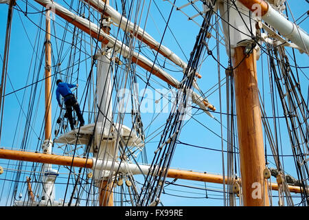 Bristol Docks, UK. 12. April 2016.  Ein Crew-Mitglied arbeitet in der Takelage auf Kaskelot, einem Großsegler vor Anker im Hafen von Bristol. Der herrliche Platz manipulierten Segelschiff ist zurück im Heimathafen im März, April und kann Credit: Stephen Hyde/Alamy Live News Stockfoto