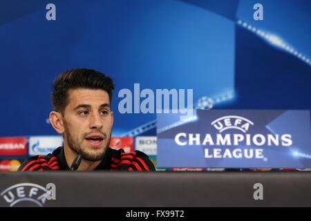 Lissabon, Portugal. 12. April 2016. Benfica vorwärts Pizzi besucht eine Pressekonferenz im Luz-Stadion in Lissabon am 12. April 2016 am Vorabend des ihre Champions League Viertelfinal-Rückspiel Fußballspiel SL Benfica Vs FC Bayern München. Ein Modell stellt eine Kreation aus der Sangue Novo Herbst/Winter 2016/2017-Sammlung während der Lissabon-Fashion-Week am 11. März 2016 in Lissabon, Portugal. Lissabon Fashion Week feiert dieses Jahr das 25-jährige Jubiläum. Bildnachweis: Pedro Fiuza/ZUMA Draht/Alamy Live-Nachrichten Stockfoto