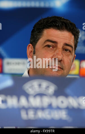 Lissabon, Portugal. 12. April 2016. Benfica Cheftrainer Rui Vit'' "ria besucht eine Pressekonferenz im Luz-Stadion in Lissabon am 12. April 2016 am Vorabend des ihre Champions League Viertelfinal-Rückspiel Fußballspiel SL Benfica Vs FC Bayern München. Ein Modell stellt eine Kreation aus der Sangue Novo Herbst/Winter 2016/2017-Sammlung während der Lissabon-Fashion-Week am 11. März 2016 in Lissabon, Portugal. Lissabon Fashion Week feiert dieses Jahr das 25-jährige Jubiläum. Bildnachweis: Pedro Fiuza/ZUMA Draht/Alamy Live-Nachrichten Stockfoto