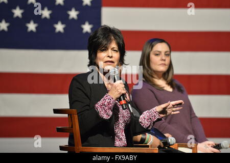 Port Washington, New York, USA. 11. April 2016. Port Washington, New York, USA. 11. April 2016. RITA KESTENBAUM, verloren ihre Tochter Carol in Arizona State University zu schießen, spricht auf Hillary Clinton, Präsidentschaftskandidat der primären, Diskussion zur Pistole Gewaltprävention. Rechts ist ERICA SMEGIELSKI, verlor ihre Mutter Dawn Lafferty Hochsprungand, die wichtigsten der Sandy Hook Elementary School in Newtown, CT. Credit: Ann E Parry/Alamy Live News Stockfoto