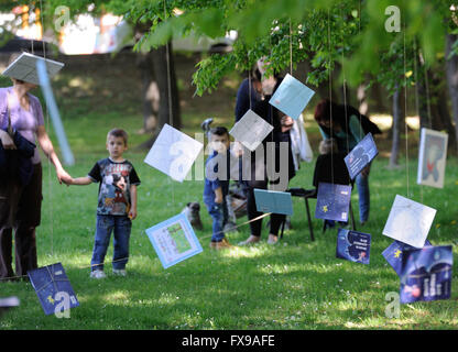 Zagreb, Kroatien. 12. April 2016. Kinder wählen Sie Bücher, die bei der feierlichen Eröffnung des 9. Buches Kinderfest im Tresnjevka Park in Zagreb, Hauptstadt Kroatiens, 12. April 2016 in den Bäumen hängen. "Wählen Sie eine Geschichte" Veranstaltung wird organisiert, Lesung Angewohnheit unter Kindergarten-Kinder zu fördern. © Miso Lisanin/Xinhua/Alamy Live-Nachrichten Stockfoto