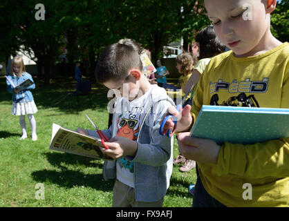 Zagreb, Kroatien. 12. April 2016. Kinder lesen Bücher während der feierlichen Eröffnung des 9. Buches Kinderfest im Tresnjevka Park in Zagreb, Hauptstadt Kroatiens, 12. April 2016. "Wählen Sie eine Geschichte" Veranstaltung wird organisiert, Lesung Angewohnheit unter Kindergarten-Kinder zu fördern. © Miso Lisanin/Xinhua/Alamy Live-Nachrichten Stockfoto