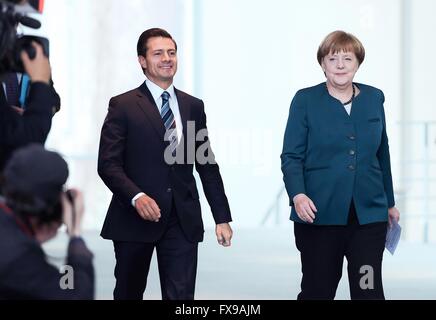 Bundeskanzlerin Angela Merkel Spaziergänge mit mexikanischen Präsidenten Enrique Pena Nieto folgenden trifft in der Kanzlei 12. April 2016 in Berlin, Deutschland. Merkel bot Unterstützung für Ausbildung Ausbildung mexikanische Soldaten im Kampf gegen organisierte Kriminalität und den globalen Krieg gegen die Drogen. Stockfoto