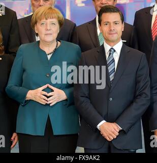 Bundeskanzlerin Angela Merkel steht mit mexikanischen Präsidenten Enrique Pena Nieto für ein Gruppenfoto nach erweiterten Sitzungen in der Kanzlei 12. April 2016 in Berlin, Deutschland. Merkel bot Unterstützung für Ausbildung Ausbildung mexikanische Soldaten im Kampf gegen organisierte Kriminalität und den globalen Krieg gegen die Drogen. Stockfoto