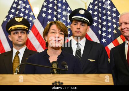 US-Senator Amy Klobuchar von Minnesota während einer Pressekonferenz, die Förderung der Safe Skies Act als eine Änderung der FAA Reauthorization Bill neben Piloten und anderen Demokraten auf dem Capitol Hill 12. April 2016 in Washington, DC. Stockfoto