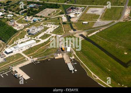 New Orleans, Louisiana, USA. 12. April 2016. Luftaufnahme des letzten Space Shuttle external Fuel Tanks beginnt einen langen Weg bis der California Science Center, wie es auf einem Lastkahn an der Michoud Assembly Facility 12. April 2016 in New Orleans, Louisiana verschoben wird. Die massive 154 Fuss lang, 69.000 Pfund Struktur einmal die Raumfähre Hauptmotoren flüssiger Sauerstoff und flüssiger Wasserstoff zugeführt und wurde mit dem Shuttle-Programm eingestellt wurde. Bildnachweis: Planetpix/Alamy Live-Nachrichten Stockfoto