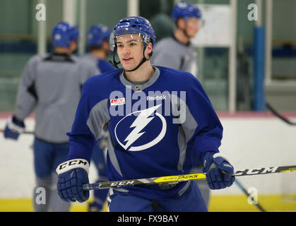 Brandon, Florida, USA. 1. Juli 2012. Tampa Bay Lightning Jonathan Drouin Praxis mit seinem Team auf dem Eis-Sport-Forum in Brandon Montag (11.04.16) © Dirk Shadd/Tampa Bay Times / ZUMA Draht/Alamy Live News Stockfoto