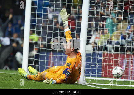 Madrid, Spanien. 12. April 2016. Diego Benaglio (Torwart; VfL Wolfsburg) in Aktion während der UEFA Champions League Viertelfinal-Rückspiel Fußballspiel zwischen Real Madrid Vs Wolfsburg im Santiago Bernabeu auf 12. April 2016 in Madrid Credit: Jack Abuin/ZUMA Draht/Alamy Live News Stockfoto