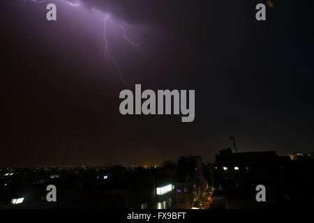 Gaza, Palästina. 10. April 2016. Blitz ist in Gaza-Stadt während eines Sturms in die späten Stunden der Nacht gesehen. © Mohammed Al Hajjar/RoverImages/Pazifik Presse/Alamy Live-Nachrichten Stockfoto