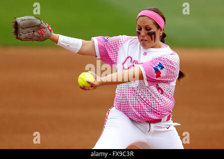 Houston, TX, USA. 12. April 2016. Houston Krug Julana Shrum #8 liefert eine Tonhöhe während der NCAA Softball-Spiel zwischen Houston und Baylor von Cougar Softball Stadium in Houston, Texas. Kredit-Bild: Erik Williams/Cal Sport Media/Alamy Live News Stockfoto