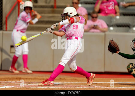 Houston, TX, USA. 12. April 2016. Houston Shortstop Brooke Kemper #20 schwingt in einer Tonhöhe während der NCAA Softball Spiel zwischen Houston und Baylor vom Cougar Softball Stadium in Houston, Texas. Kredit-Bild: Erik Williams/Cal Sport Media/Alamy Live News Stockfoto