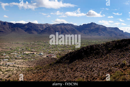 Phoenix, ARIZONA, USA. 9. April 2016. Silly Mountain Park liegt an US 60 zwischen Apache Junction und Gold Canyon, Arizona. Der Park verfügt über neun Wanderwege verschiedener Länge und Schwierigkeiten alle mit herrlicher Aussicht auf die Umgebung. © Kevin E. Schmidt/ZUMA Draht/Alamy Live-Nachrichten Stockfoto