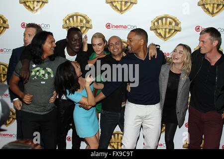 Las Vegas, NV, USA. 12. April 2016. Jai Courtney, Adam Beach, Karen Fukuhara, Adewale Akinnuoye-Agbaje, Cara Delevingne, Jay Hernandez, Will Smith, Margot Robbie, Joel Kinneman in Anwesenheit für Warner Bros. CinemaCon 2016 Veranstaltung, Caesars Palace, Las Vegas, NV 12. April 2016. Bildnachweis: James Atoa/Everett Collection/Alamy Live-Nachrichten Stockfoto