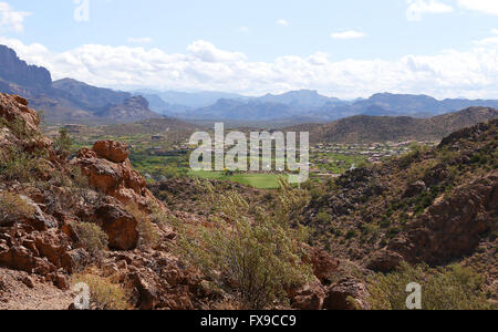 Phoenix, ARIZONA, USA. 9. April 2016. Silly Mountain Park liegt an US 60 zwischen Apache Junction und Gold Canyon, Arizona. Der Park verfügt über neun Wanderwege verschiedener Länge und Schwierigkeiten alle mit herrlicher Aussicht auf die Umgebung. © Kevin E. Schmidt/ZUMA Draht/Alamy Live-Nachrichten Stockfoto