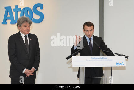 Paris, Frankreich. 12. April 2016. French Economy Minister Emmanuel Macron (R) begleitet von Thierry Breton, Chairman und Chief Executive Officer von Atos, spricht bei der Pressekonferenz anlässlich der Vorstellung des neuen Bull Sequana Supercomputer in Paris, Frankreich, 12. April 2016. © Li Genxing/Xinhua/Alamy Live-Nachrichten Stockfoto