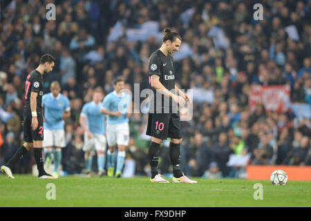 Manchester, UK. 12. April 2016. UEFA Champions League, Viertelfinale, Rückspiel. Manchester City gegen Paris Saint-Germain. ZLATAN IBRAHIMOVIC (Psg) niedergeschlagen Credit: Action Plus Sport Bilder/Alamy Live News Stockfoto