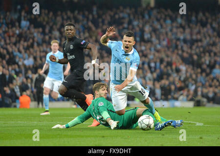 Manchester, UK. 12. April 2016. UEFA Champions League, Viertelfinale, Rückspiel. Manchester City gegen Paris Saint-Germain. SERGE AURIER (Psg) beobachtet, wie SERGIO AGÜERO (Mann) für eine Strafe von Keeper KEVIN TRAPP (Psg) Kredit gesenkt: Action Plus Sport Bilder/Alamy Live News Stockfoto