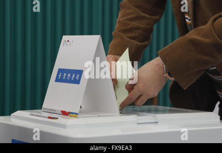 Seoul, Südkorea. 13. April 2016. Ein Bewohner wirft seinen Stimmzettel in einem Wahllokal in Seoul, Südkorea, 13. April 2016. Südkorea am Mittwoch startete Parlamentswahlen bundesweit 300 Gesetzgeber Parlament wählen Seouls Bundeswahl-Kommission sagte. Bildnachweis: Yao Qilin/Xinhua/Alamy Live-Nachrichten Stockfoto