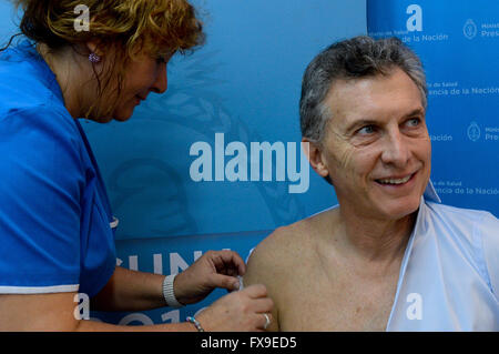 Buenos Aires, Argentinien. 12. April 2016. Argentiniens President Mauricio Macri (R) erhält einen antiflu Impfstoff Fernandez Hospital in Buenos Aires, der Hauptstadt von Argentinien, am 12. April 2016. Bildnachweis: TELAM/Xinhua/Alamy Live-Nachrichten Stockfoto