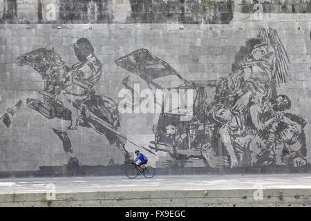 Die Feststellung des Körpers von Aldo Moro, getötet von den Roten Brigaden (Brigate Rosse) in 1978 Rom 12. April 2016. Die längste Reihe von Wandmalereien in Rom wurde nur von der südafrikanische Künstler William Kentridge, mit dem Titel "Triumphe und Klagen" entlang des Flusses Tiber beendet. Der Künstler verwendet eine sehr einfache, ökologische Technik um zu die Bildern zu erkennen: er "gereinigt" Schicht von Smog auf den Wänden entlang des Flusses mit Dampf. Das Wandbild, 550mt lang und besteht aus 80 Zahlen 10mt hoch, erzählt die Geschichte, gemacht von Triumphen und Klagen, von Rom. Stockfoto