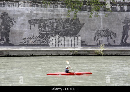 Rom 12. April 2016. Die längste Reihe von Wandmalereien in Rom wurde nur von der südafrikanische Künstler William Kentridge, mit dem Titel "Triumphe und Klagen" entlang des Flusses Tiber beendet. Der Künstler verwendet eine sehr einfache, ökologische Technik um zu die Bildern zu erkennen: er "gereinigt" Schicht von Smog auf den Wänden entlang des Flusses mit Dampf. Das Wandbild, 550mt lang und besteht aus 80 Zahlen 10mt hoch, erzählt die Geschichte, gemacht von Triumphen und Klagen, von Rom. Stockfoto