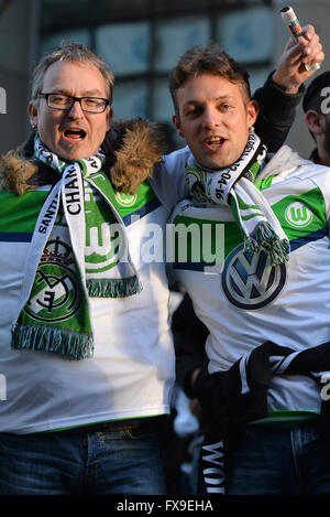 Madrid, Spanien. 12. April 2016. Wolfsburg Fans jubeln vor der UEFA Champions League-Viertelfinale zweite Bein Soccermatch zwischen Real Madrid und VfL Wolfsburg im Santiago Bernabeu Stadion in Madrid, Spanien, 12. April 2016. Foto: Carmen Jaspersen/Dpa/Alamy Live News Stockfoto