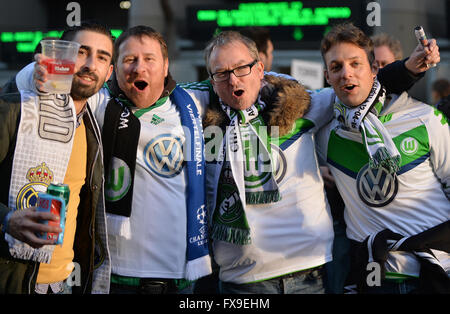 Madrid, Spanien. 12. April 2016. Wolfsburg Fans jubeln vor der UEFA Champions League-Viertelfinale zweite Bein Soccermatch zwischen Real Madrid und VfL Wolfsburg im Santiago Bernabeu Stadion in Madrid, Spanien, 12. April 2016. Foto: Carmen Jaspersen/Dpa/Alamy Live News Stockfoto