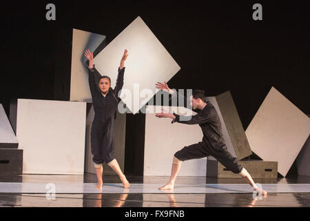 Woking, England, Vereinigtes Königreich. 12. April 2016. Im Bild: Gregory Lau und Katarina van Den Wouwer durchführen. Nederlands Dans Theater 2 führen Sie das Stück Kakteen choreographiert von Alexander Ekman während einer Generalprobe am New Victoria Theatre, Woking, England, UK, vor dem Einschiffen auf einer UK-Tour. Bildnachweis: Lebendige Bilder/Alamy Live-Nachrichten Stockfoto