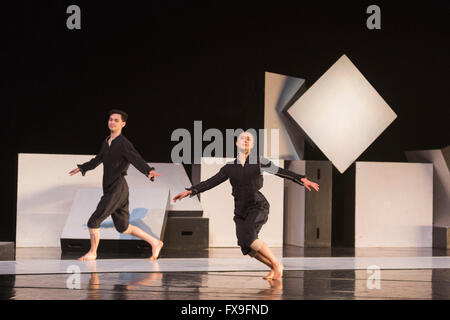 Woking, England, Vereinigtes Königreich. 12. April 2016. Im Bild: Gregory Lau und Katarina van Den Wouwer durchführen. Nederlands Dans Theater 2 führen Sie das Stück Kakteen choreographiert von Alexander Ekman während einer Generalprobe am New Victoria Theatre, Woking, England, UK, vor dem Einschiffen auf einer UK-Tour. Bildnachweis: Lebendige Bilder/Alamy Live-Nachrichten Stockfoto