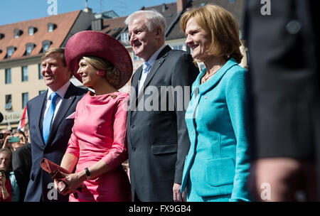 München, Deutschland. 13. April 2016. Bayerischen Ministerpräsidenten Horst Seehofer (CSU, R) und seiner Frau Karin (2. R) begrüßt Königin Maxima (3. R) der Niederlande und König Willem-Alexander (4. R) bei einem Besuch des niederländischen Königspaares in München, 13. April 2016. Das niederländische Königspaar ist zu einem zweitägigen Besuch in Bayern. Foto: SVEN HOPPE/Dpa/Alamy Live News Stockfoto