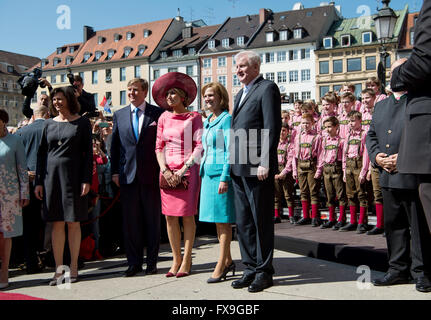 München, Deutschland. 13. April 2016. Bayerischen Ministerpräsidenten Horst Seehofer (CSU, R), seine Frau Karin (2. R) und Bayerischer Staatsminister für Wirtschaft, Medien, Energie und Technologie, Ilse Aigner (CSU, L), Königin Maxima willkommen (3. R) der Niederlande und König Willem-Alexander (4. R) bei einem Besuch des niederländischen Königspaares in München, 13. April 2016. Das niederländische Königspaar ist zu einem zweitägigen Besuch in Bayern. Foto: SVEN HOPPE/Dpa/Alamy Live News Stockfoto