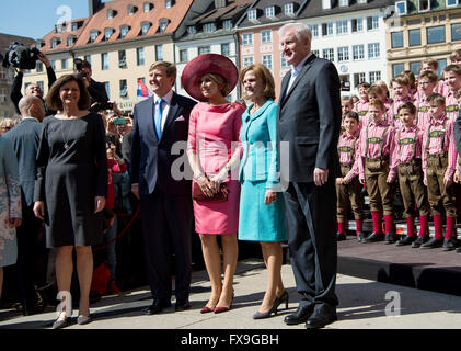 München, Deutschland. 13. April 2016. Bayerischen Ministerpräsidenten Horst Seehofer (CSU, R) und seiner Frau Karin (2. R) begrüßt Königin Maxima (3. R) der Niederlande und König Willem-Alexander (4. R) bei einem Besuch des niederländischen Königspaares in München, 13. April 2016. Das niederländische Königspaar ist zu einem zweitägigen Besuch in Bayern. Foto: SVEN HOPPE/Dpa/Alamy Live News Stockfoto