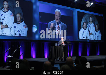 Phoenix, Arizona, USA. 12. April 2016. Ehemaligen Apollo-Astronaut Buzz Aldrin richtet sich die Teilnehmer des Gipfels 2016 Cloud gehostet von Ingram Micro im JW Marriott Desert Ridge Resort & Spa April 12, 2016 in Phoenix, Arizona. Aldrin war der Pilot der Mondlandefähre der Apollo 11-Mission und die zweite Person auf dem Mond spazieren gehen. Bildnachweis: Planetpix/Alamy Live-Nachrichten Stockfoto