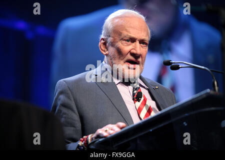 Phoenix, Arizona, USA. 12. April 2016. Ehemaligen Apollo-Astronaut Buzz Aldrin richtet sich die Teilnehmer des Gipfels 2016 Cloud gehostet von Ingram Micro im JW Marriott Desert Ridge Resort & Spa April 12, 2016 in Phoenix, Arizona. Aldrin war der Pilot der Mondlandefähre der Apollo 11-Mission und die zweite Person auf dem Mond spazieren gehen. © Planetpix/Alamy Live-Nachrichten Stockfoto