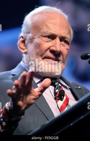 Phoenix, Arizona, USA. 12. April 2016. Ehemaligen Apollo-Astronaut Buzz Aldrin richtet sich die Teilnehmer des Gipfels 2016 Cloud gehostet von Ingram Micro im JW Marriott Desert Ridge Resort & Spa April 12, 2016 in Phoenix, Arizona. Aldrin war der Pilot der Mondlandefähre der Apollo 11-Mission und die zweite Person auf dem Mond spazieren gehen. © Planetpix/Alamy Live-Nachrichten Stockfoto