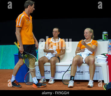 2016, 12. April, Arena Loire, TrŽlaz, Halbfinale FedCup, Frankreich-Niederlande, niederländische Spieler Cindy Burger und Kiki Bertens (R) mit captain Paul Haarhuis Foto: Tennisimages / Henk Koster Stockfoto