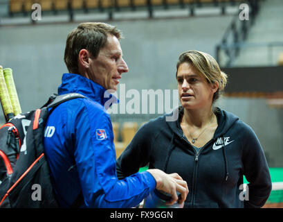 2016, 12. April, Arena Loire, TrŽlaz, Halbfinale FedCup, Frankreich-Niederlande, Holländisch Kapitän Paul Haarhuis und französischen Kapitän Amelie Mauresmo treffen Foto: Tennisimages / Henk Koster Stockfoto