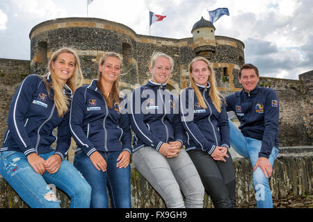 2016, 12. April, Arena Loire, TrŽlaz, Halbfinale FedCup, Frankreich-Niederlande, niederländische team bei der "Chateau, Ltr: Arantxa Rus, Cindy Burger, Kiki Bertens, Richel Hogenkamp und Kapitän Paul Haarhuis Foto: Tennisimages / Henk Koster Stockfoto