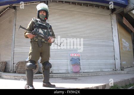 Srinagar, Kaschmir. 13. April 2016. Indische paramilitärische Soldaten stehen Warnung während einer Ausgangssperre in Srinagar am 13. April 2016 Credit: Basit Zargar/Alamy Live-Nachrichten Stockfoto