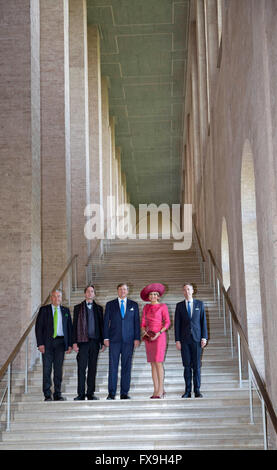 München, Deutschland. 13. April 2016. König Willem-Alexander und Maxima der Königin der Niederlande zu besuchen das Museum Alte Pinakothek in München, Deutschland, 13. April 2016. Der König und die Königin besuchen den Freistaat Bayern in Deutschland 13 und 14. April. Foto: RPE/Albert Nieboer/Niederlande, - kein Draht-SERVICE-/ Dpa/Alamy Live News Stockfoto