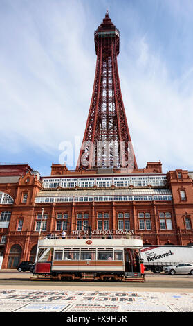 Blackpool, Großbritannien. 13 Apr, 2016 Tourismus und des Chiefs feiern sind die Nachrichten, die Blackpool Tower, direkt an der Küste in Blackpool, Lancashire befindet, zu seiner früheren Pracht restauriert worden ist, markiert das Ende eines 8 Jahr Restaurierung. Das Resort landmark unter Gerüstbau seit 2008 als Teil von dem, was berichtet wurde, ein £6 m-Projekt wurden an der Stahlkonstruktion, die Jahre der Einwirkung von Wind, Regen und die salzige Luft erlegen war. Kredit versteckt wurde: Barrie Harwood/alamy leben Nachrichten Stockfoto