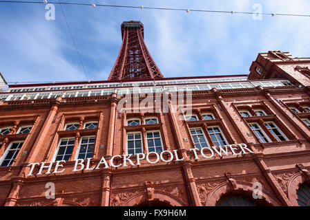 Blackpool, Großbritannien. 13 Apr, 2016 Tourismus und des Chiefs feiern sind die Nachrichten, die Blackpool Tower, direkt an der Küste in Blackpool, Lancashire befindet, zu seiner früheren Pracht restauriert worden ist, markiert das Ende eines 8 Jahr Restaurierung. Das Resort landmark unter Gerüstbau seit 2008 als Teil von dem, was berichtet wurde, ein £6 m-Projekt wurden an der Stahlkonstruktion, die Jahre der Einwirkung von Wind, Regen und die salzige Luft erlegen war. Kredit versteckt wurde: Barrie Harwood/alamy leben Nachrichten Stockfoto